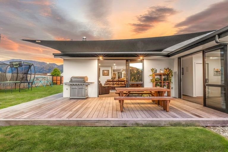 Photo of property in 9 Isthmus Place, Lake Hawea, Wanaka, 9382