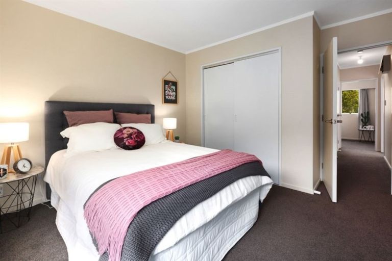 Photo of property in 5 Julia Place, Tawa, Wellington, 5028