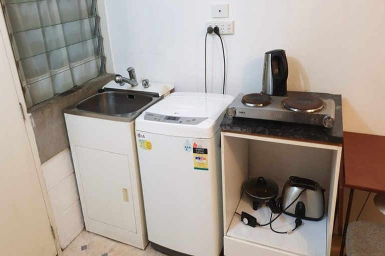 Photo of property in 21 High Road, Glenfield, Auckland, 0629