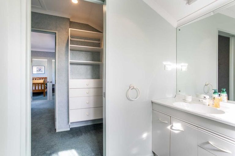 Photo of property in 35c Edmonton Road, Henderson, Auckland, 0612