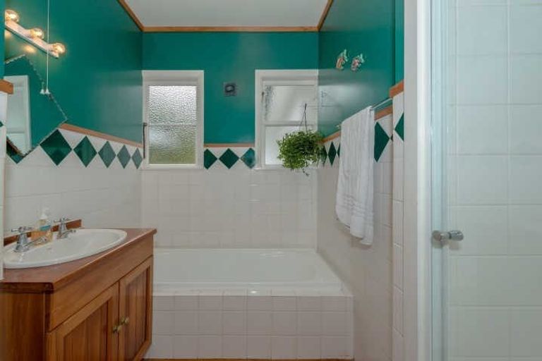 Photo of property in 1 Jellicoe Drive, Hamilton East, Hamilton, 3216