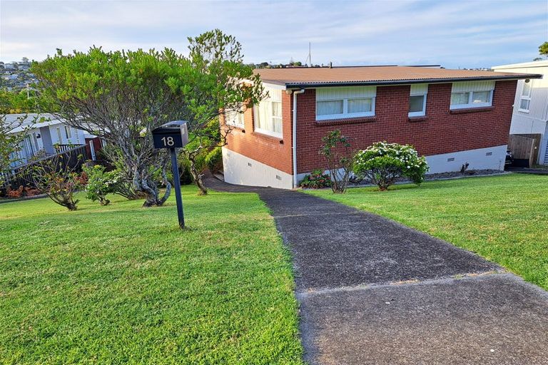 Photo of property in 18 Shanaway Rise, Hillcrest, Auckland, 0627