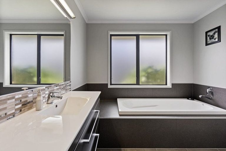 Photo of property in 9 Huetu Place, Bell Block, New Plymouth, 4312