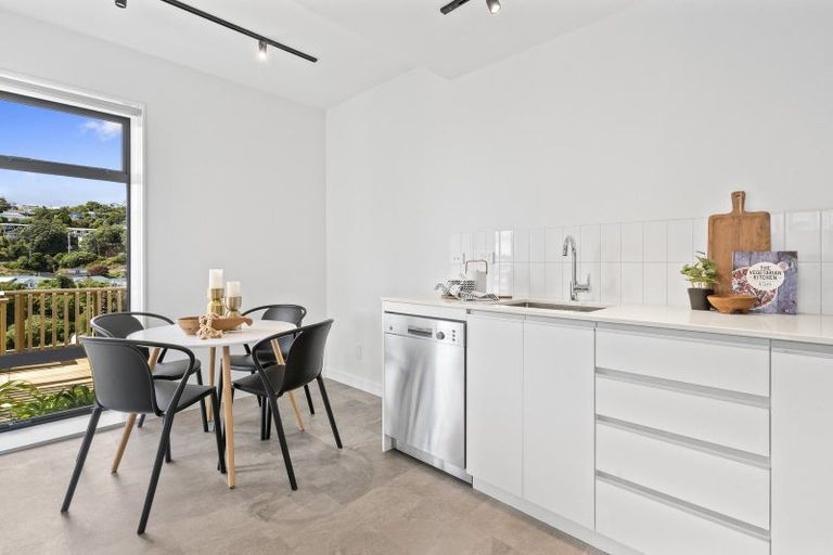 Photo of property in 69u2 Tiketike Way, Brooklyn, Wellington, 6021