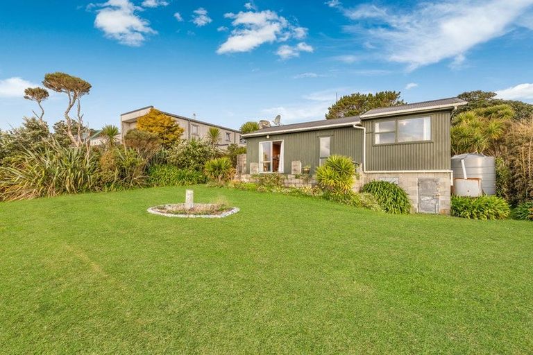 Photo of property in 11 Te Ahuahu Road, Piha, New Lynn, 0772
