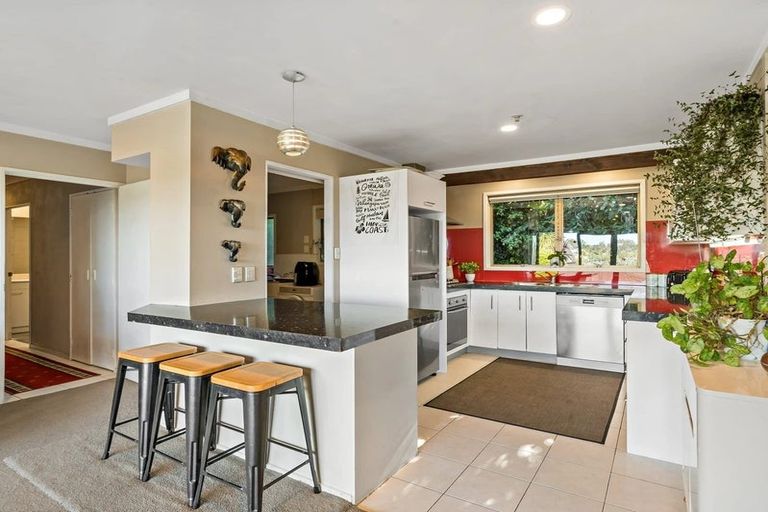 Photo of property in 112 Whangaparaoa Road, Red Beach, 0932
