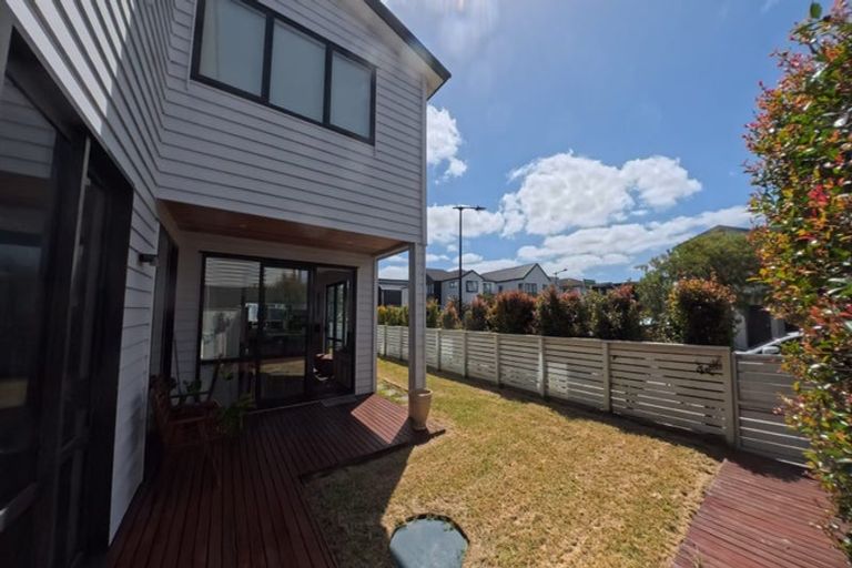 Photo of property in 11 Pihoihoi Place, Hobsonville, Auckland, 0616