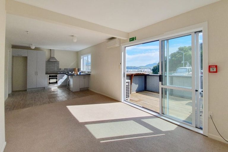 Photo of property in 2 Hawkhurst Road, Lyttelton, 8082