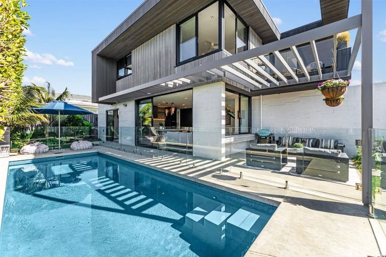 Photo of property in 41 Craig Road, Milford, Auckland, 0620