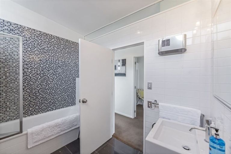 Photo of property in 61 Roberts Road, Matakatia, Whangaparaoa, 0930
