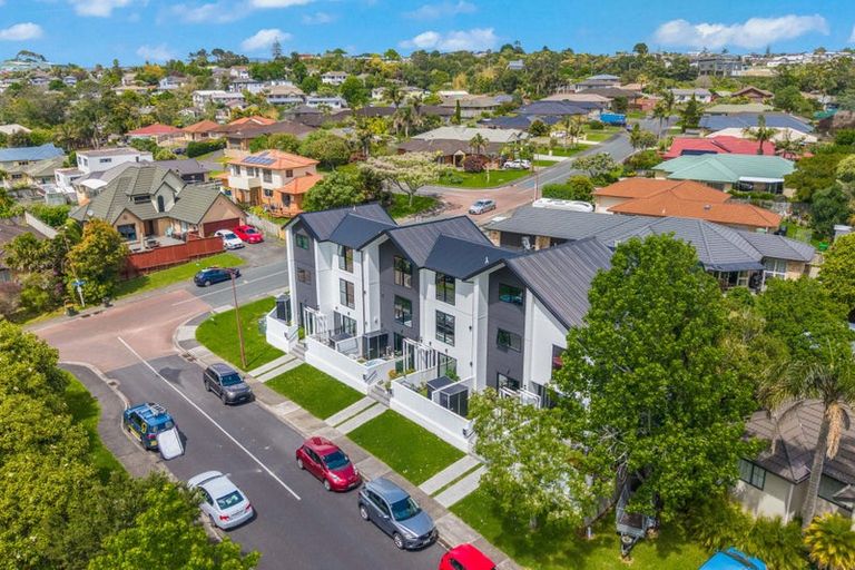 Photo of property in 3/2 Jadewynn Drive, Massey, Auckland, 0614