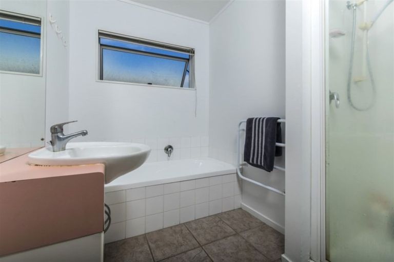 Photo of property in 75 Edmonton Road, Henderson, Auckland, 0612