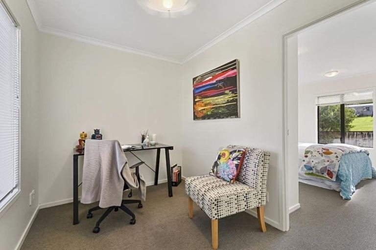 Photo of property in 14 Verdale Circle, Glen Eden, Auckland, 0602