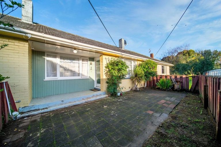 Photo of property in 2/8 Jennifer Place, Papatoetoe, Auckland, 2025