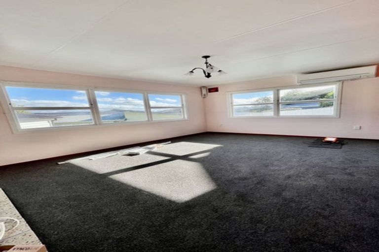 Photo of property in 76 Stewart Drive, Newlands, Wellington, 6037