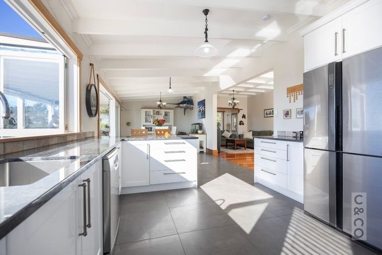 Photo of property in 10 Kaipara View Road, Helensville, 0875