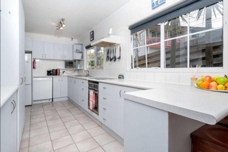 Photo of property in 48 Donovan Avenue, Massey, Auckland, 0614