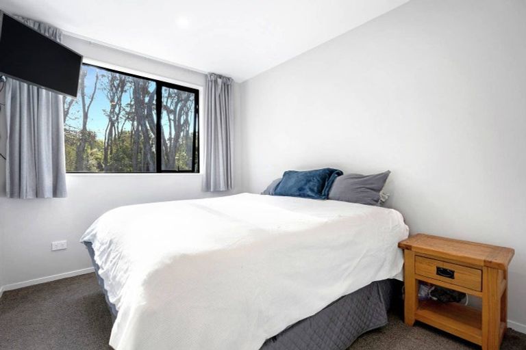 Photo of property in 27 Tokai Place, Glen Eden, 0602