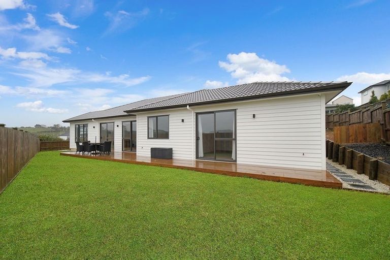 Photo of property in 7 Tautoru Avenue, Orewa, 0931