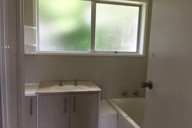 Photo of property in 21 Finn Place, Totara Vale, Auckland, 0629