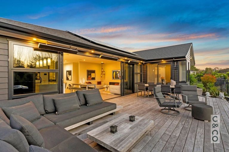 Photo of property in 21 Vogwill Road, Kumeu, 0810