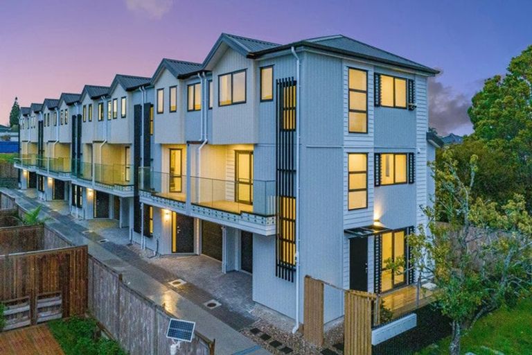Photo of property in 1/17 Kingdale Road, Henderson, Auckland, 0610