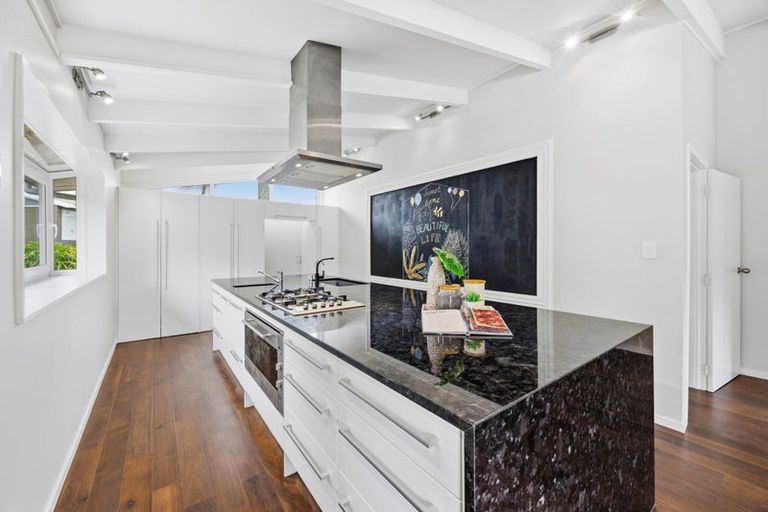 Photo of property in 26 Pickwick Parade, Mellons Bay, Auckland, 2014