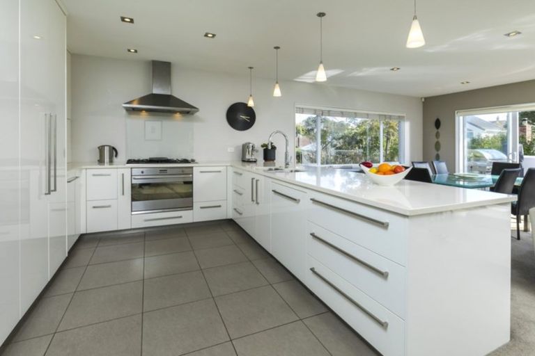 Photo of property in 6a Handley Avenue, Narrow Neck, Auckland, 0624