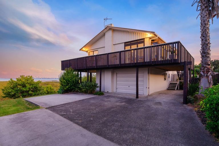 Photo of property in 33 Dawnhaven Drive, Te Atatu Peninsula, Auckland, 0610