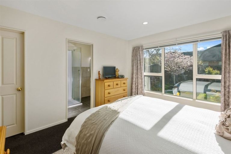 Photo of property in 52 Englefield Road, Northwood, Christchurch, 8051