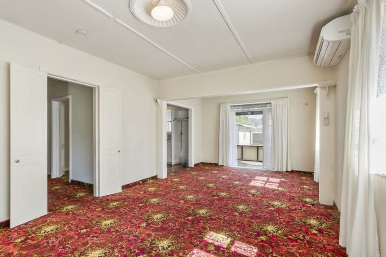 Photo of property in 35 Hewer Crescent, Naenae, Lower Hutt, 5011