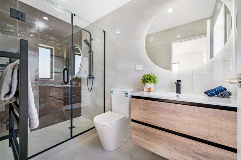 Photo of property in 9/90 Picasso Drive, West Harbour, Auckland, 0618