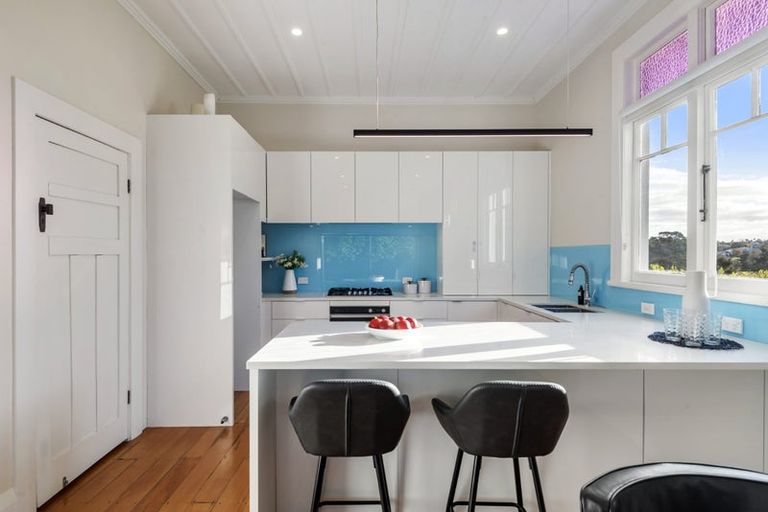 Photo of property in 54 Wairoa Road, Narrow Neck, Auckland, 0624