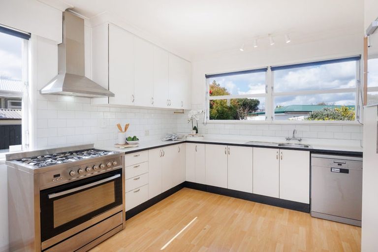 Photo of property in 36 Winston Avenue, Hokowhitu, Palmerston North, 4410