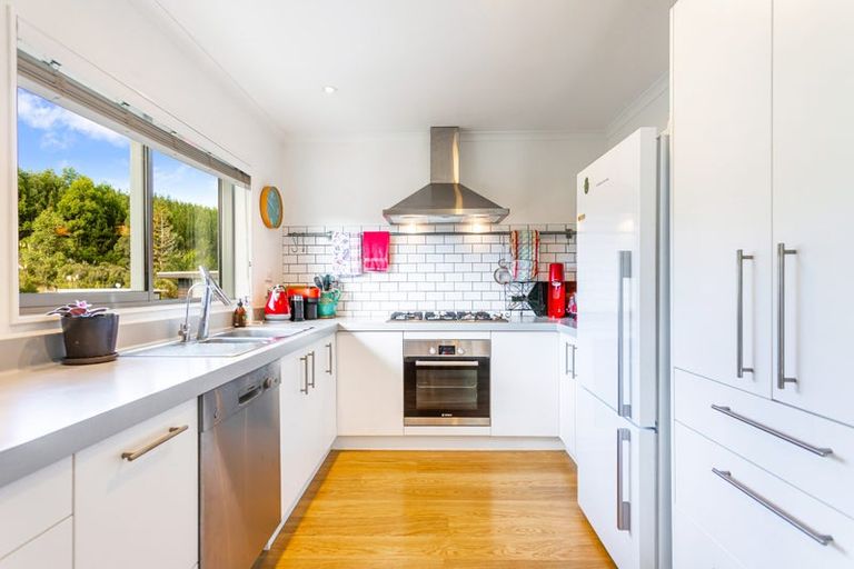 Photo of property in 16 Donald Place, Stillwater, Silverdale, 0993