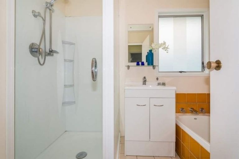 Photo of property in 5 Santiago Crescent, Unsworth Heights, Auckland, 0632