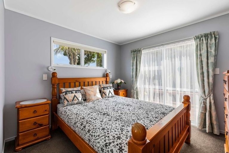 Photo of property in 27 Blanes Road, Weymouth, Auckland, 2103