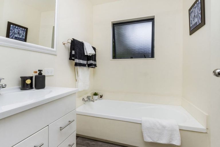 Photo of property in 12b/1 Coronation Street, Belmont, Auckland, 0622