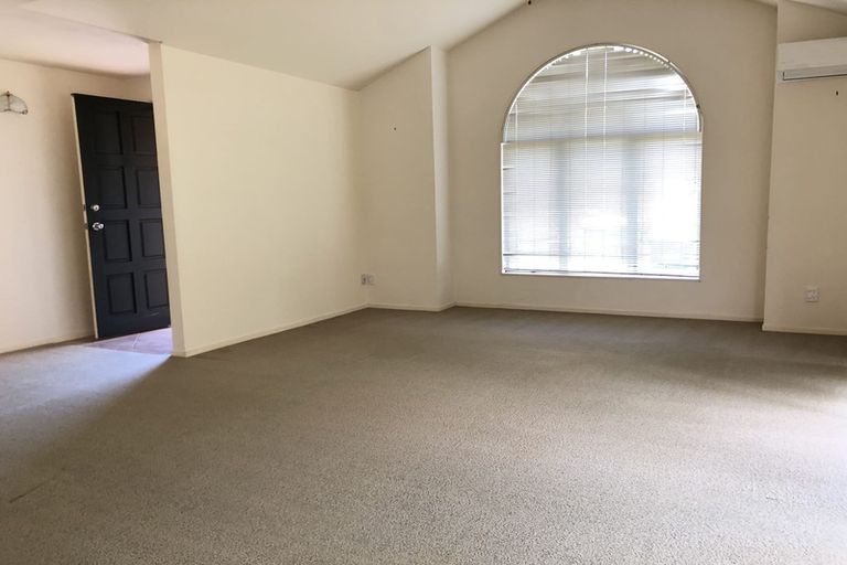 Photo of property in 10 Copplestone Place, New Lynn, Auckland, 0600