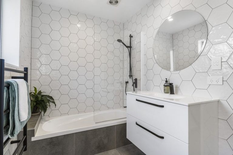 Photo of property in 2/25 Ciprian Place, Henderson, Auckland, 0612