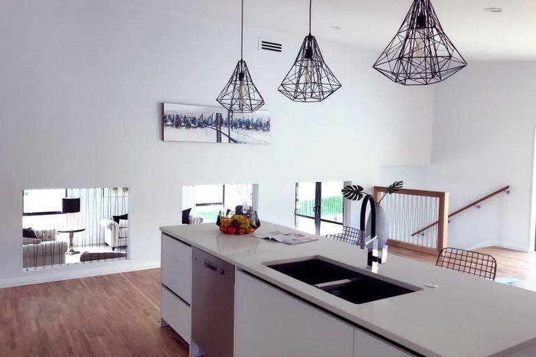 Photo of property in 9 Nerehana Place, Red Beach, 0932