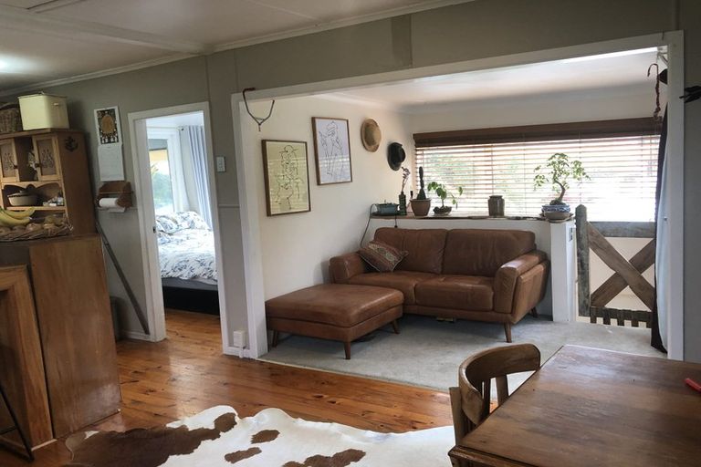 Photo of property in 4a Pohutukawa Avenue, Red Beach, 0932