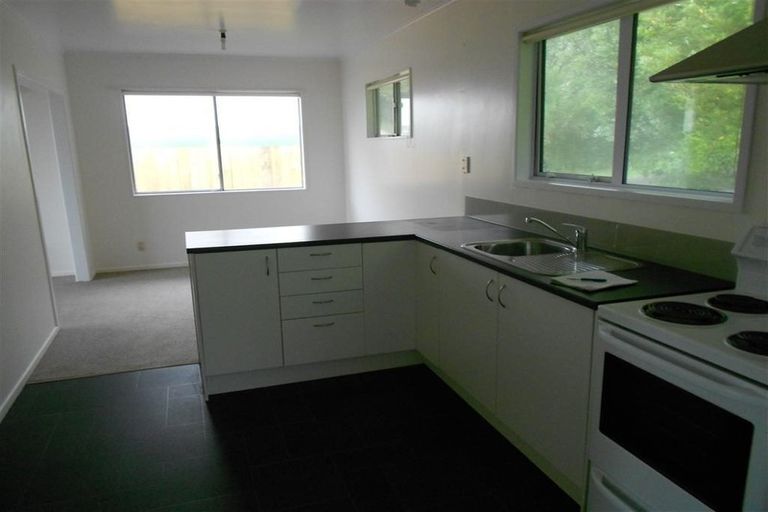 Photo of property in 12 Griffiths Grove, Newlands, Wellington, 6037