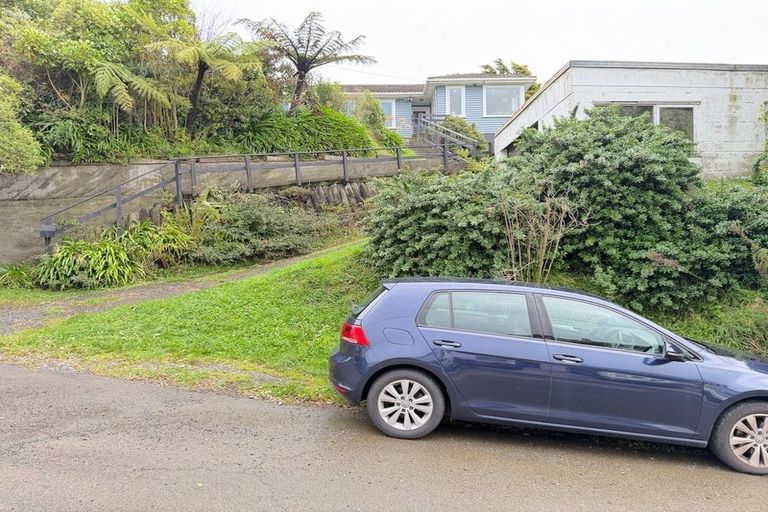 Photo of property in 98 Glanmire Road, Newlands, Wellington, 6037