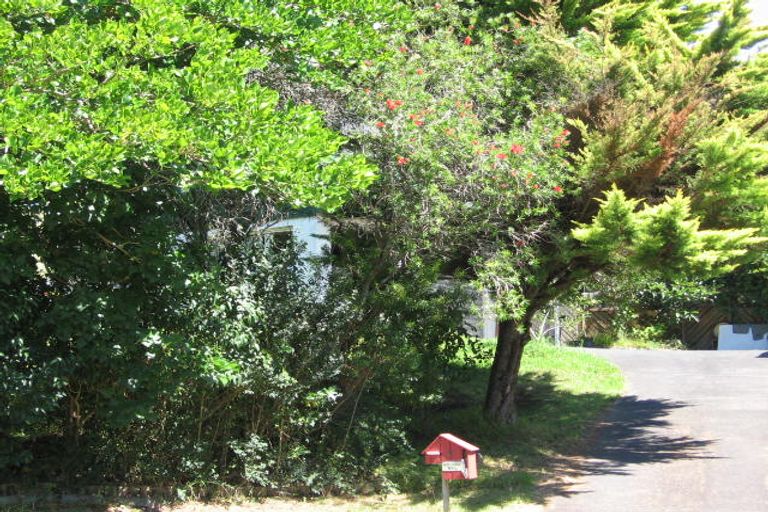Photo of property in 1/4 Idyll Place, Northcross, Auckland, 0632