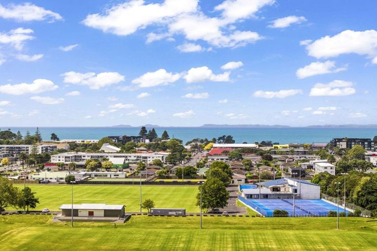 Photo of property in 1/170 Stapleford Crescent, Browns Bay, Auckland, 0630
