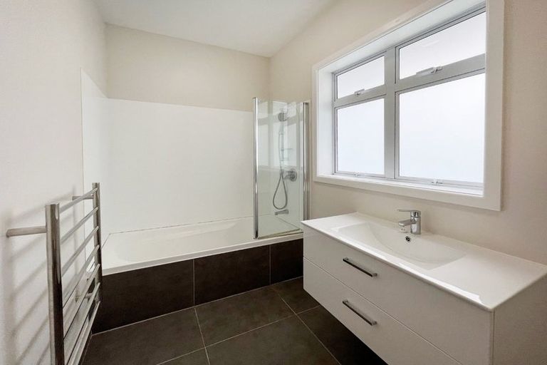 Photo of property in 6 Newington Road, Henderson, Auckland, 0612