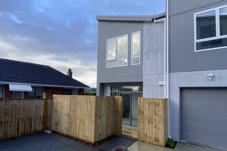 Photo of property in 9/2 Moor Avenue, Te Atatu Peninsula, Auckland, 0610
