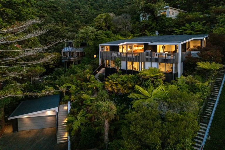 Photo of property in 4 Francis Bell Grove, Lowry Bay, Lower Hutt, 5013