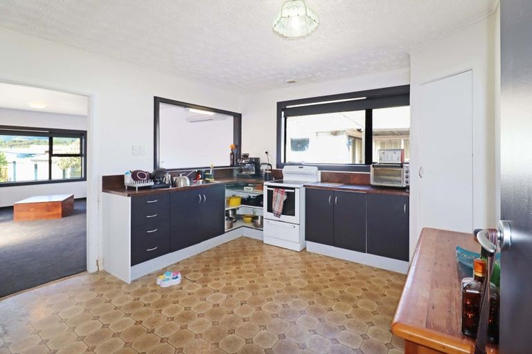 Photo of property in 15 Hinau Grove, Wainuiomata, Lower Hutt, 5014
